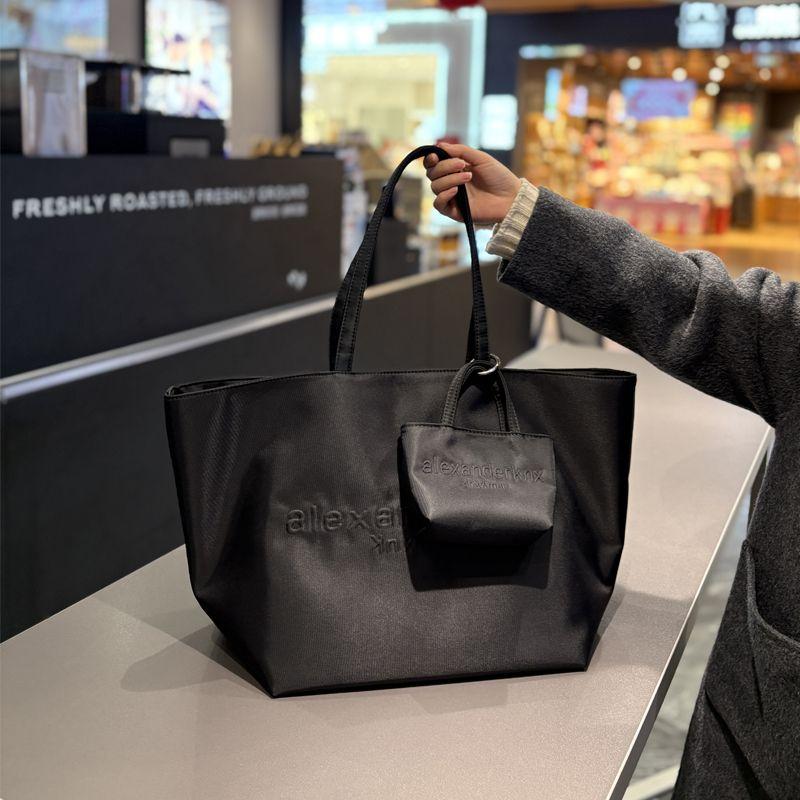 

2025 Spring and Summer New Loose Feeling Bag Large Capacity Shoulder Bag Black Big Bag Women Commuting Tote Bag Portable Fashion Classic Black