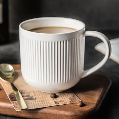 410 ml Hohe Kapazität Schwarz und Weiß Keramik Tassen Kaffee Tassen Haushalt Restaurant Griff Becher