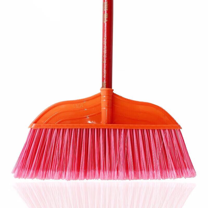 Scopa da esterno con manico in legno e setole dure