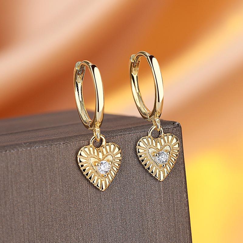 

Love Earrings, Women S Sweet Temperament, Heart-Shaped Earrings, Niche Design, Simple Short Earrings, Trendy золотой