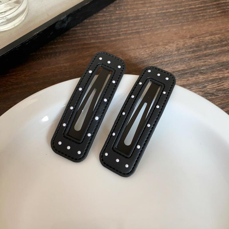 

1/2 шт. Геометрические заколки для волос в горошек с текстурой, похожей на кожу, в форме звезды и облака, с нескользящим захватом, боковые заколки для челки, минималистичные заколки для волос Squares 1pcs чёрный