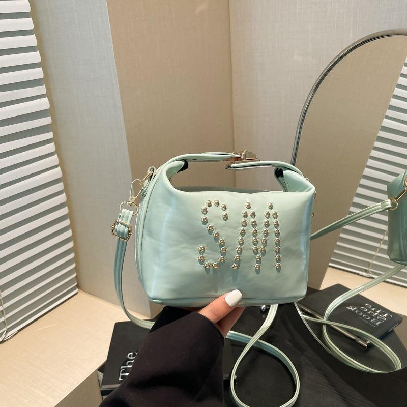 

Small square bag women s 2025 new messenger bag high sense Maillard retro large capacity shoulder commuter women s bag зелёный