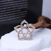 Koreanische Kamelien-Strass-Brosche – Luxuriöser Anti-Exposure-Pin