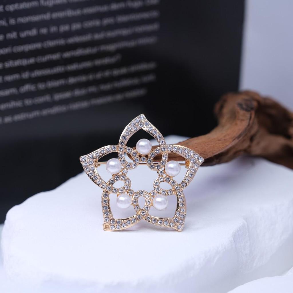 Koreanische Kamelien-Strass-Brosche – Luxuriöser Anti-Exposure-Pin