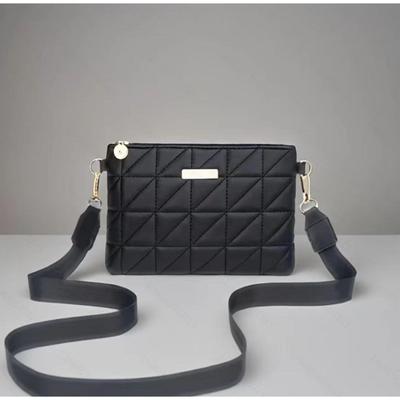 Daily Travel Exquisite Hardware Zipper Opening and Closing Striped One-shoulder Messenger Bag
