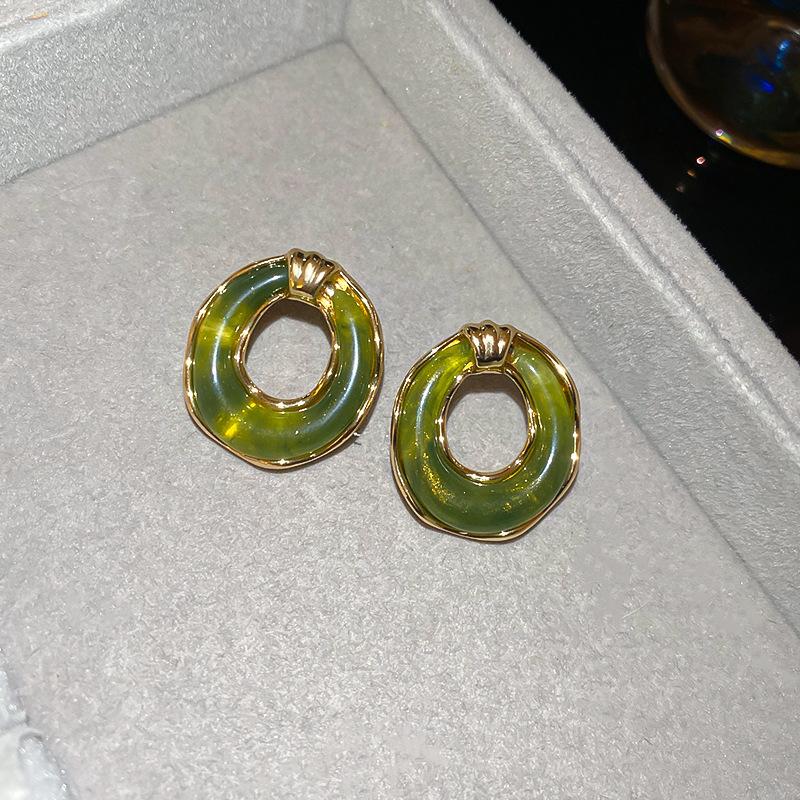 

Simple round geometric earrings retro Hong Kong style high-end stud earrings niche versatile design earrings