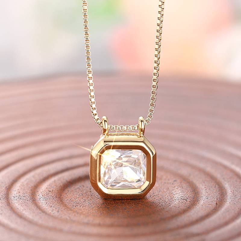 Huitan Élégant Collier Pendentif pour Femmes Délicat Fantaisie Mariage Fiançailles Accessoires de Luxe Incrusté ZC Brillant Couleur Or Bijoux