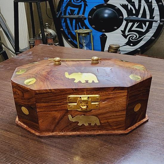 Vakkert stylistdesign av tre Håndlaget smykkeskrin i tre og messing. Julegave