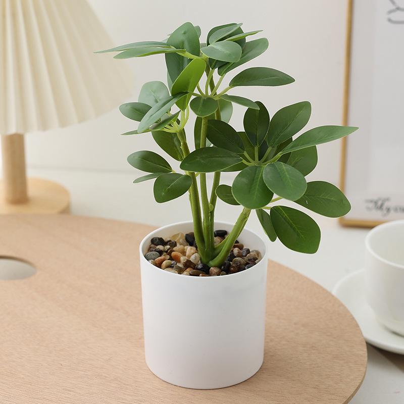 Seven-Star Leaf Potted Plant - Fresh Green Decor for Living Room or Desk