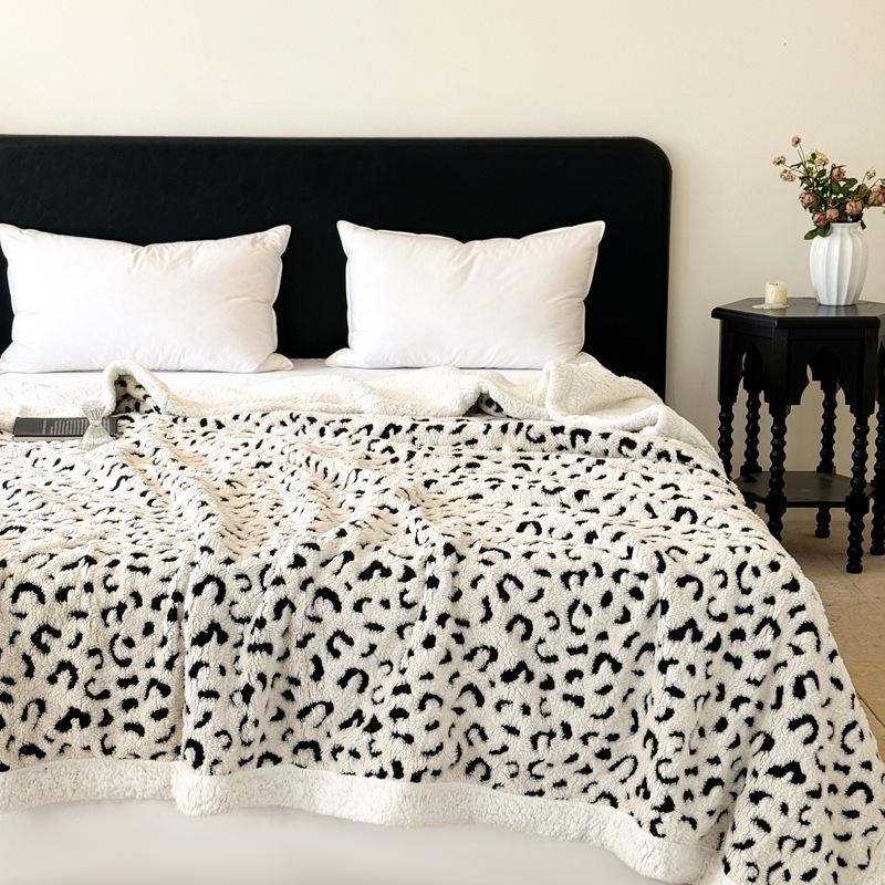 

Leopard print double-layer color woven jacquard lamb wool blanket, home sofa cover blanket, office nap blanket 70x100cm