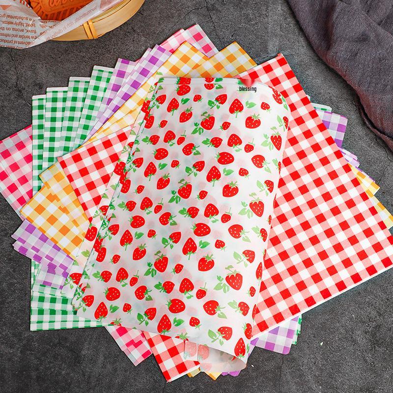 Koreanische Bento-Box-Kuchenförmchen - Bunte Karomuster-Fettpapier mit Erdbeer-Design.