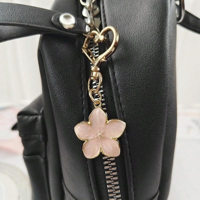 1 Stück Metall Schlüsselanhänger in Sakura-Blütenform mit leichtem, fließendem Sakura-Design und ID-Anhänger, geeignet für Taschen, Autos, Paare und als Weihnachtsgeschenk, Geldbörse