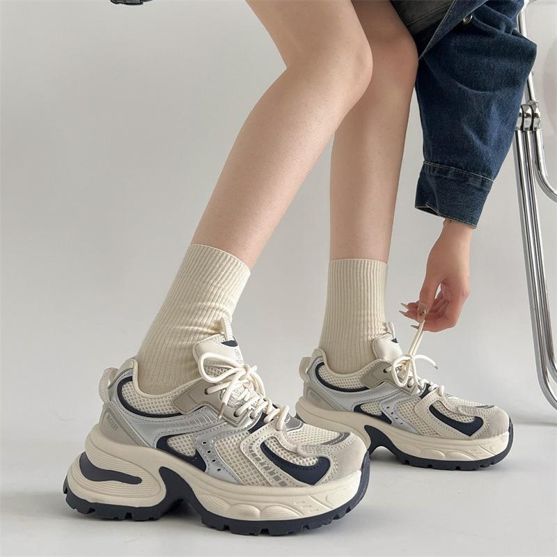 Gray thick-soled Korean versatile and lightweight thick-soled sports shoes for women's autumn and winter 2025 new shoes showing feet and small pairs o
