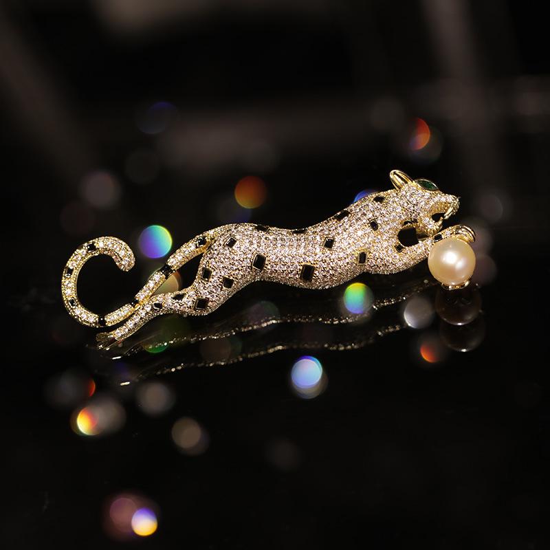Tian She Luxury Leopard Brooch with Natural Freshwater Pearl for Men
