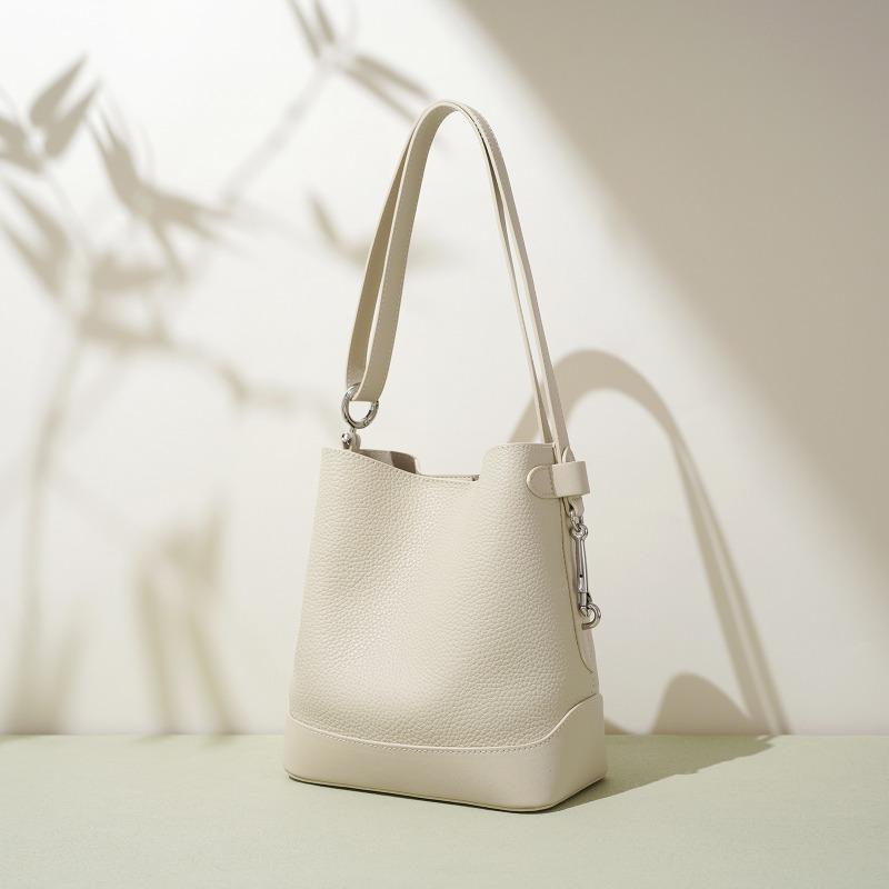 New large-capacity fashionable and simple bucket bag, lychee pattern leather shoulder bag, niche premium messenger bag for women