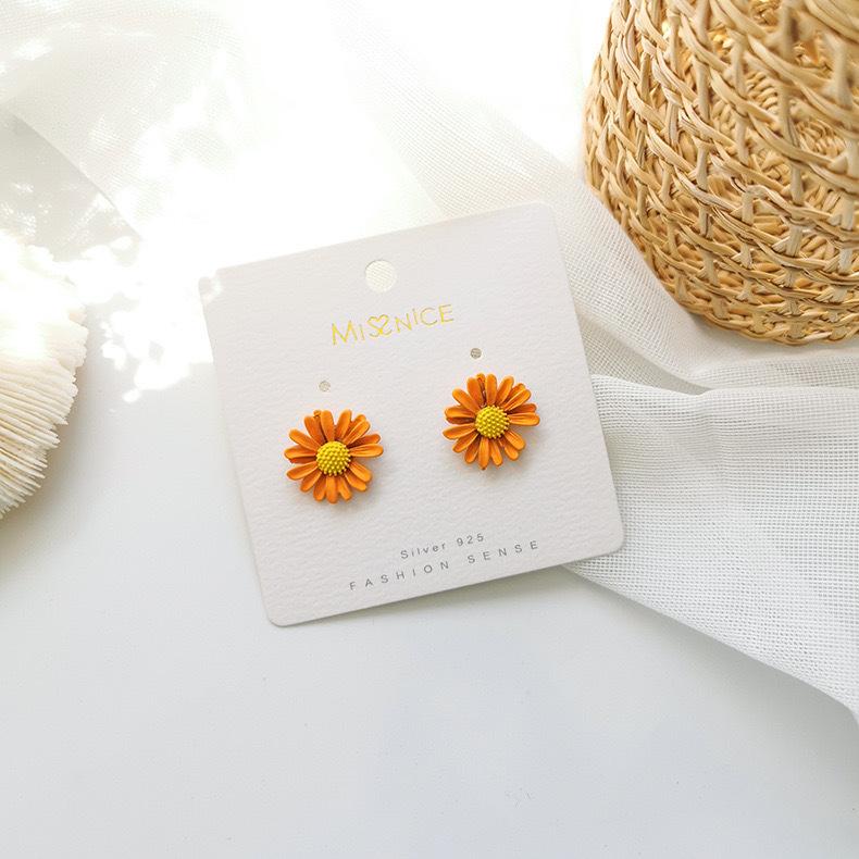 Boucles d'oreilles Boucles d'oreilles pour visage rond pour femmes Étudiante Version coréenne Boucles d'oreilles marguerite simples et petites Boucles d'oreilles pétale mignonnes et polyvalentes