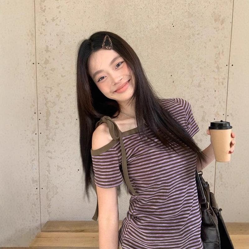 Women's Slim-Fit Spicy Girl One-Shoulder Letter Print Top, Short Sleeve, Fake Two-Piece, Perfect for Summer Commutes.