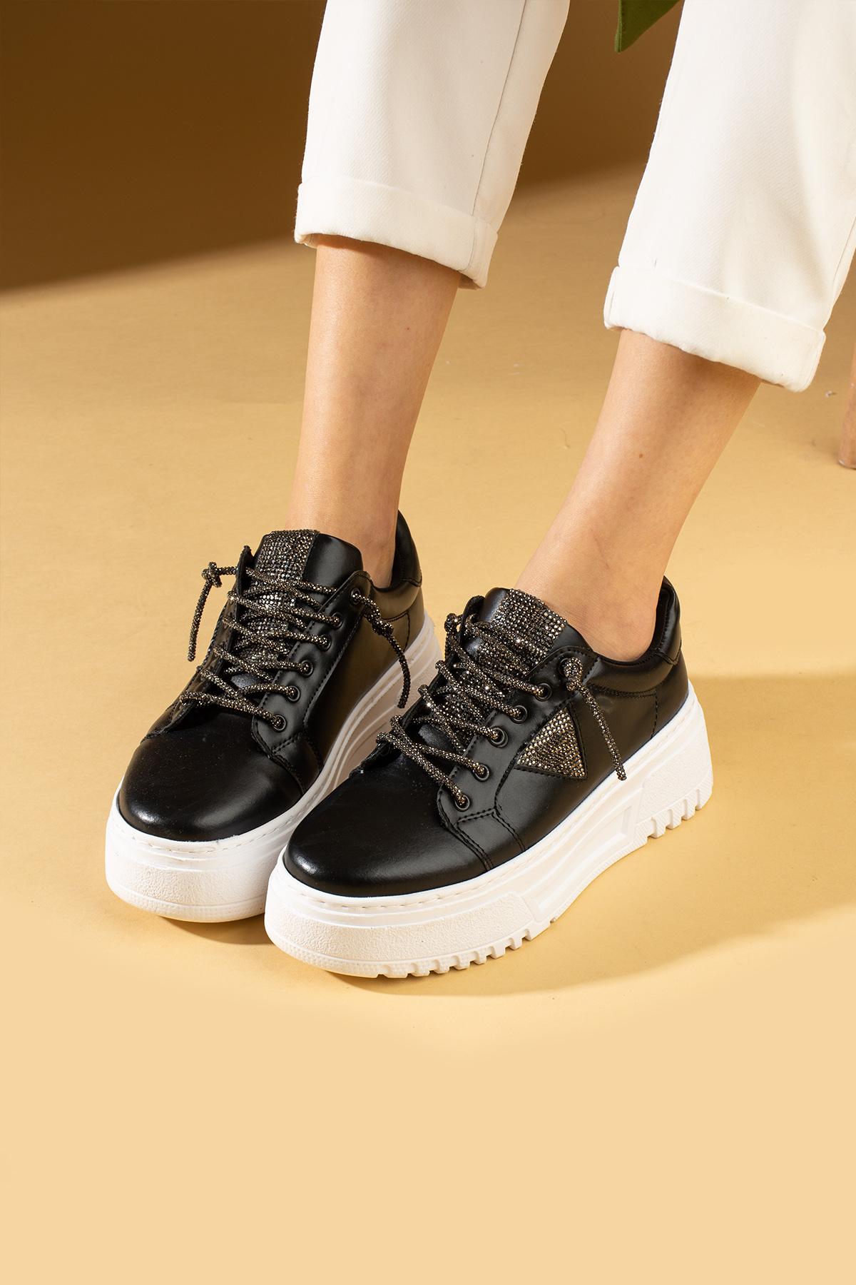 

Женские кроссовки Comfort Sole с каменной вышивкой 57-22-23ЧерныйБелый