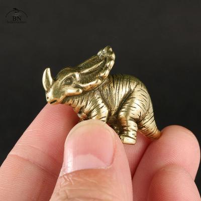 Massives Messing gehörntes Dinosaurier Jura Dinosaurier Familie Kleine Statue Büro Schreibtisch Ornamente Tee Haustier Handwerk Tierfiguren
