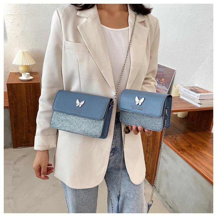 Женская однотонная квадратная сумка с цепочкой — фото 12