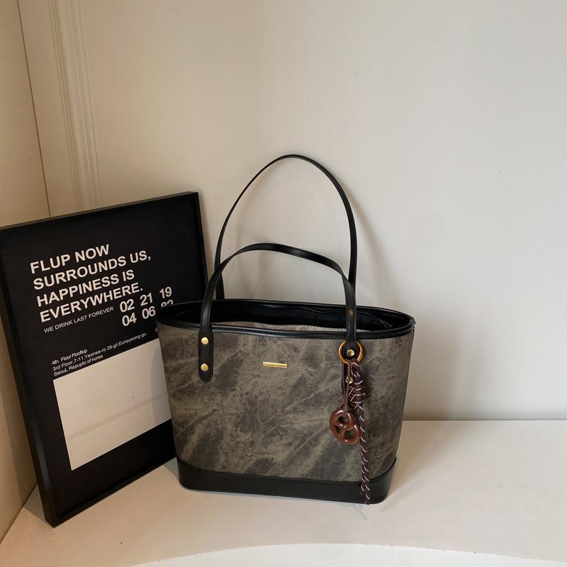 Large capacity versatile women's new retro casual armpit bag niche commuter shoulder bag