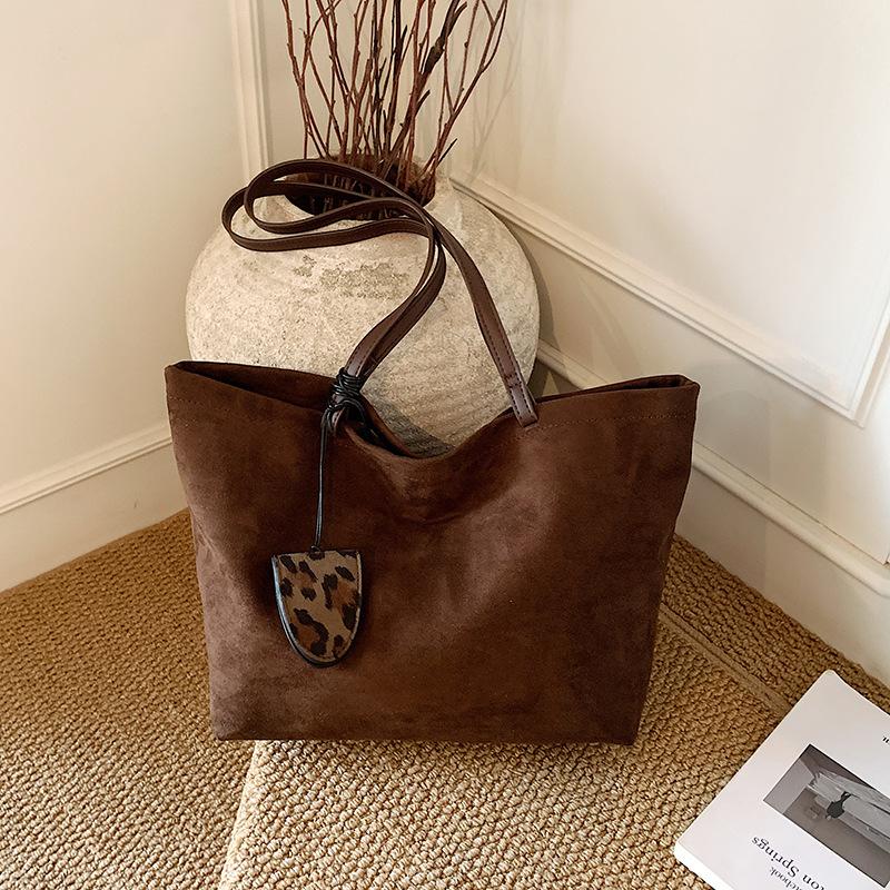 Korean style vintage large capacity tote bag for women2026New Early Autumn Versatile Shoulder Bag for Students