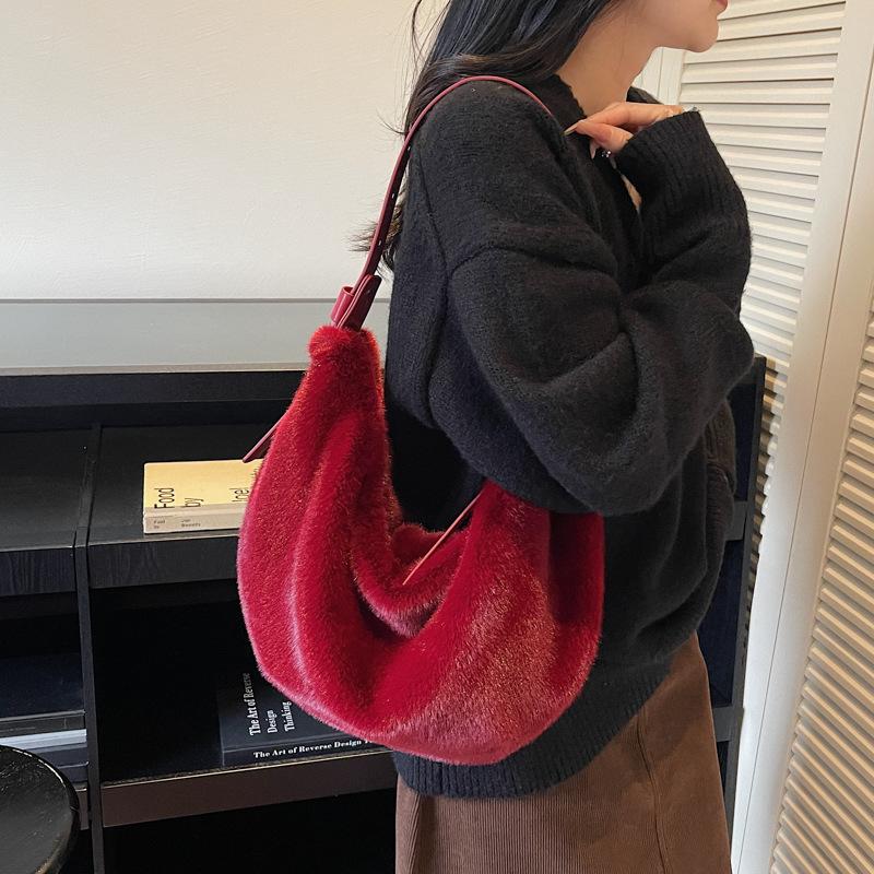 Unique niche plush bag women's 2025 new commuter large-capacity shoulder underarm bag plush bag croissant bag