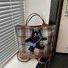 Stilvolle, geräumige Schultertasche mit Cartoon-Motiv aus der Winterkollektion in Blau und Braun