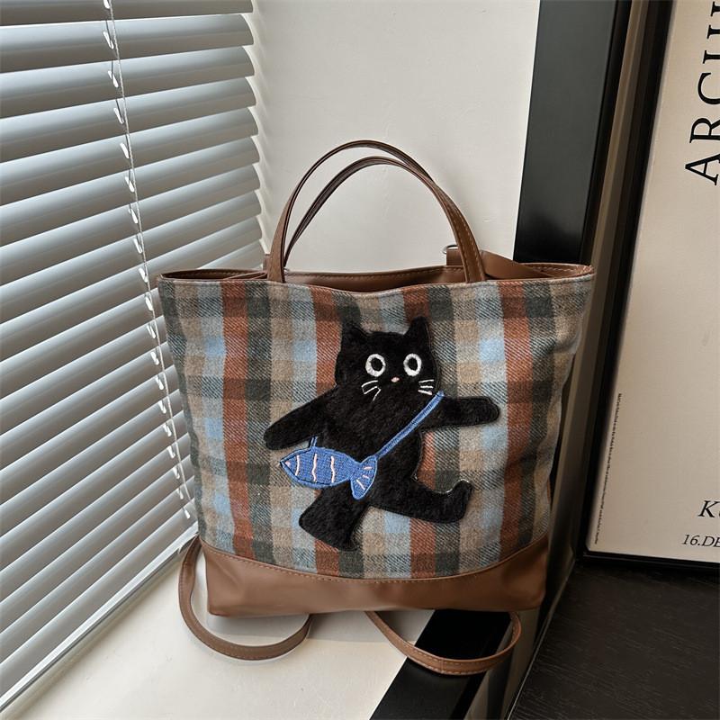 Stilvolle, geräumige Schultertasche mit Cartoon-Motiv aus der Winterkollektion in Blau und Braun