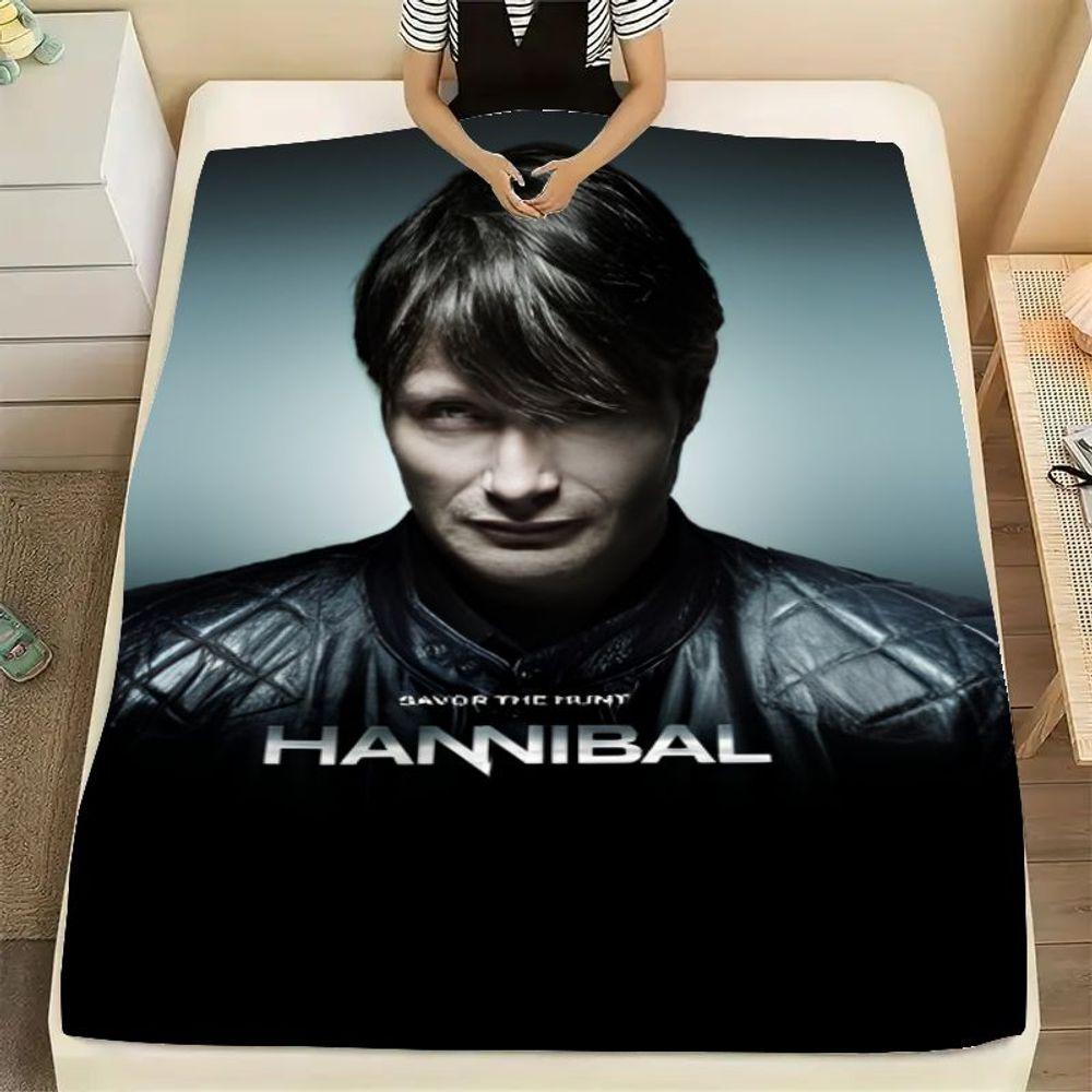 Hannibal-inspiriertes weiches Wurfdecke - Design „Savor the Hunt“ mit dunklehaariger Figur in Lederjacke, Gemütlich Luxuriö