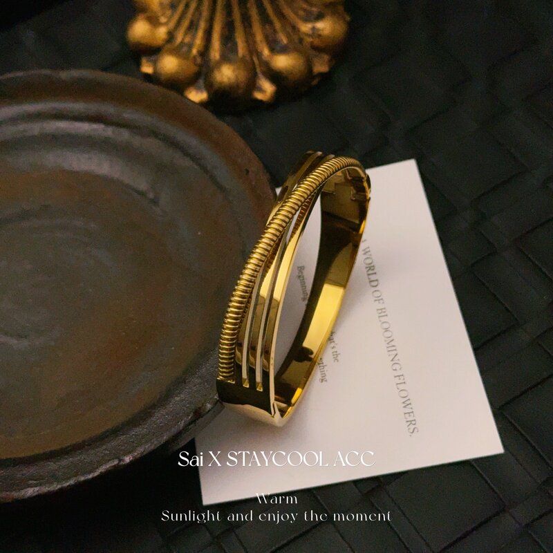 

Fashion Special-Interest Design Fashionable Flower Shape Bracelet Women s Fancy Bracelet Light Luxury and Simplicity Card Deduction