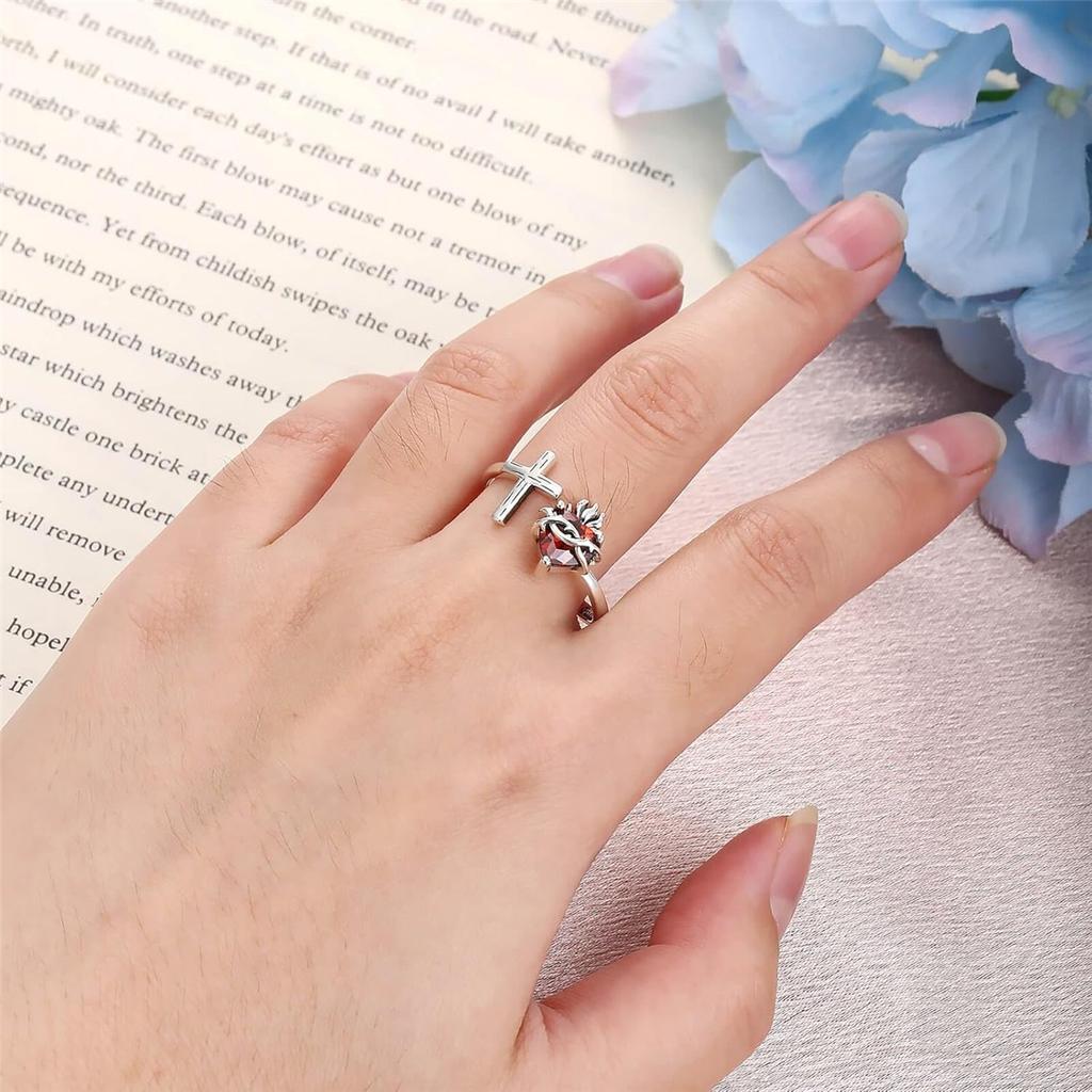 Krásně zpracovaný otevřený prsten s Nejsvětějším Srdcem Ježíšovým, zdobený kreativním trnitým červeným srdcem z umělého křišťálu, šperk