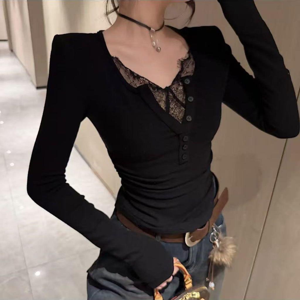Women's Autumn/Winter V-Neck Lace Patchwork Fleece T-Shirt – Trendy Two-Piece Design.