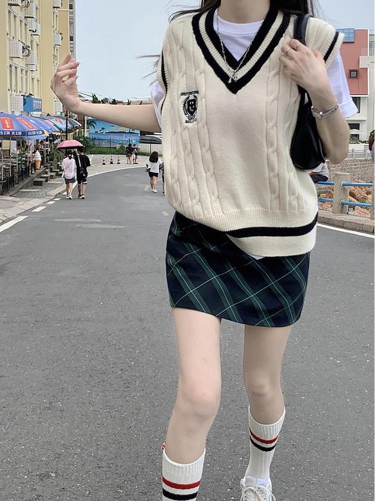 Women's College-Style Knitted Vest: Trendy Spring/Fall Layered Sleeveless Sweater