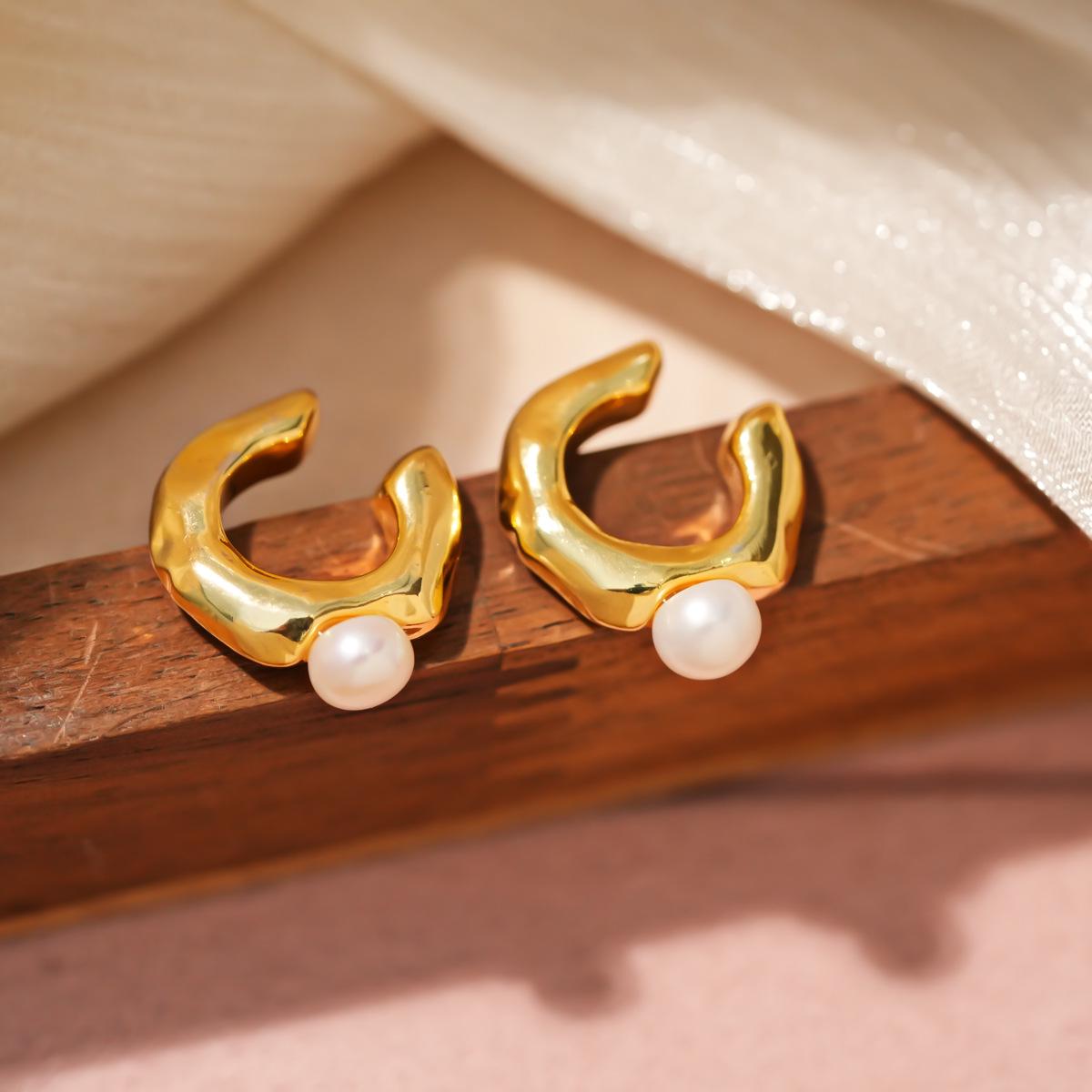 Non-Piercing Freshwater Pearl Ear Clip: Elegant Pleated Design, Luxurious Simple Style