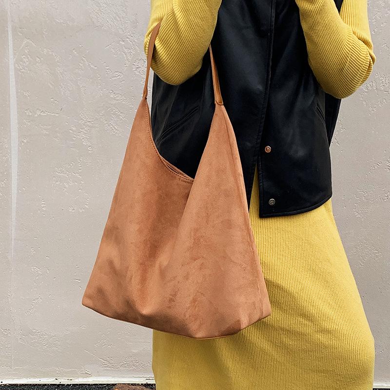 Women's Retro Velvet Shoulder Bag 2025: Large Capacity Autumn/Winter Tote, Bucket-Style Commute Bag