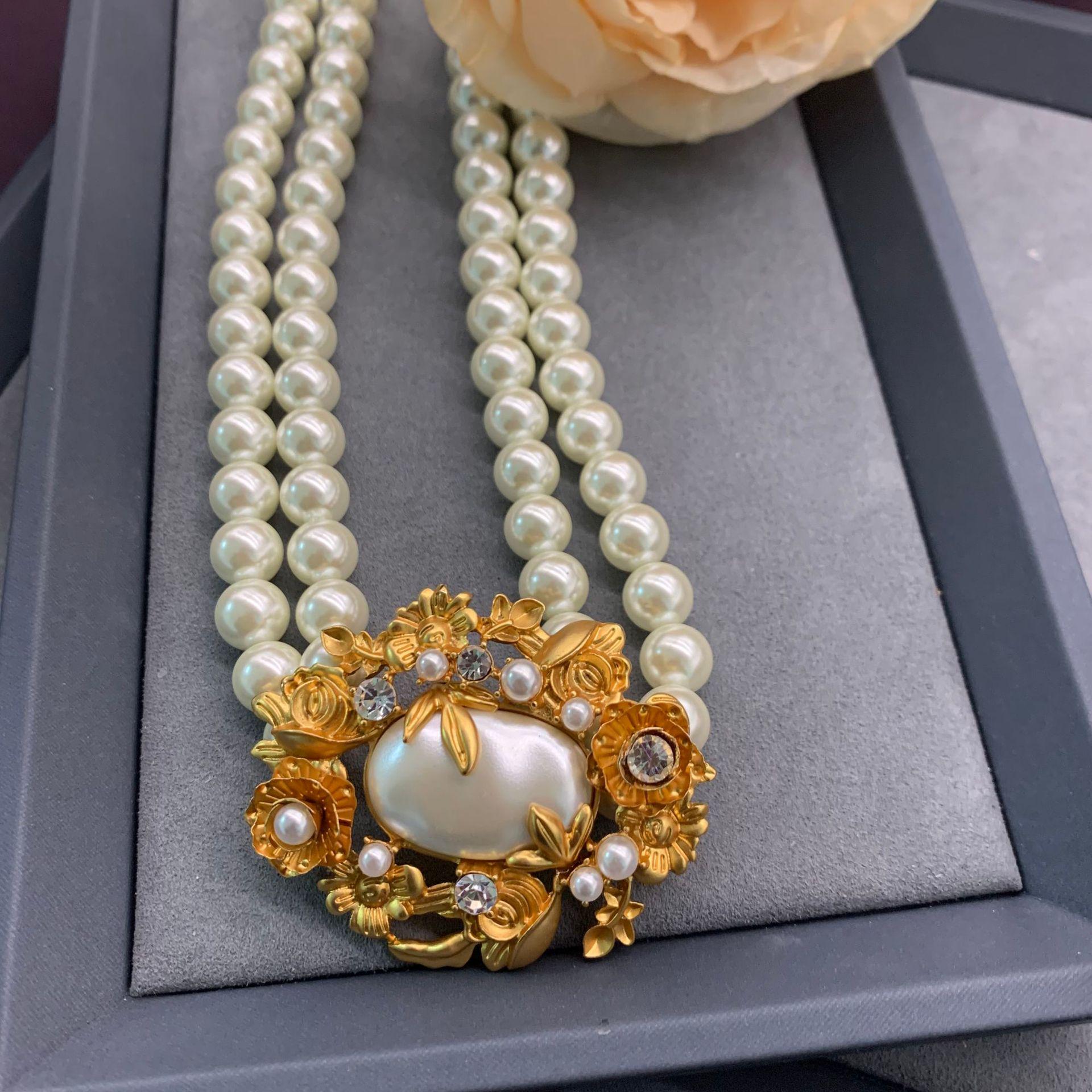 

Qingdao Vintage 3D Embossed Flower Pearl Set with Real Gold Plating