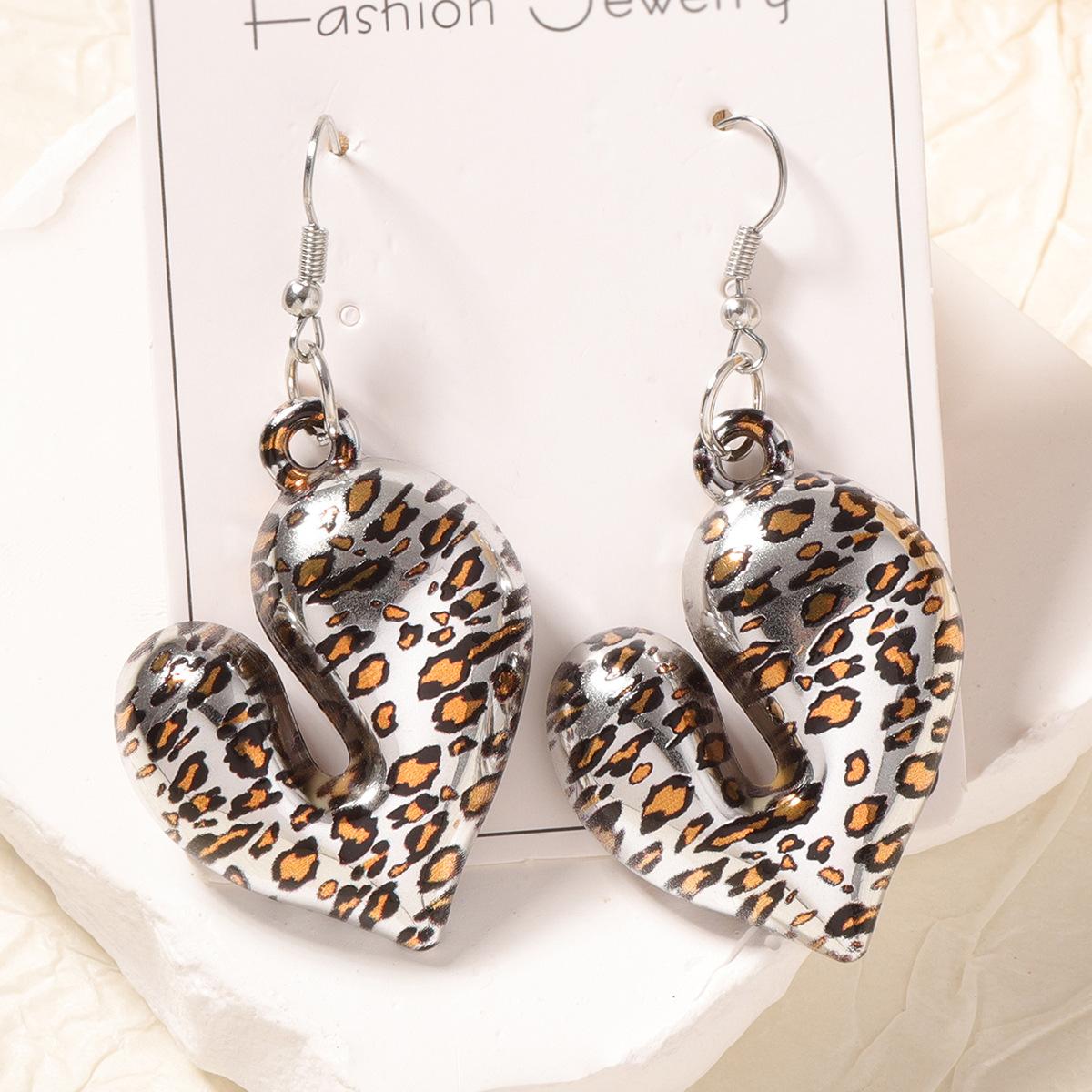 

The unique hip-hop punk style 3D leopard print silver heart-shaped ear hooks are a versatile and trendy street style for women
