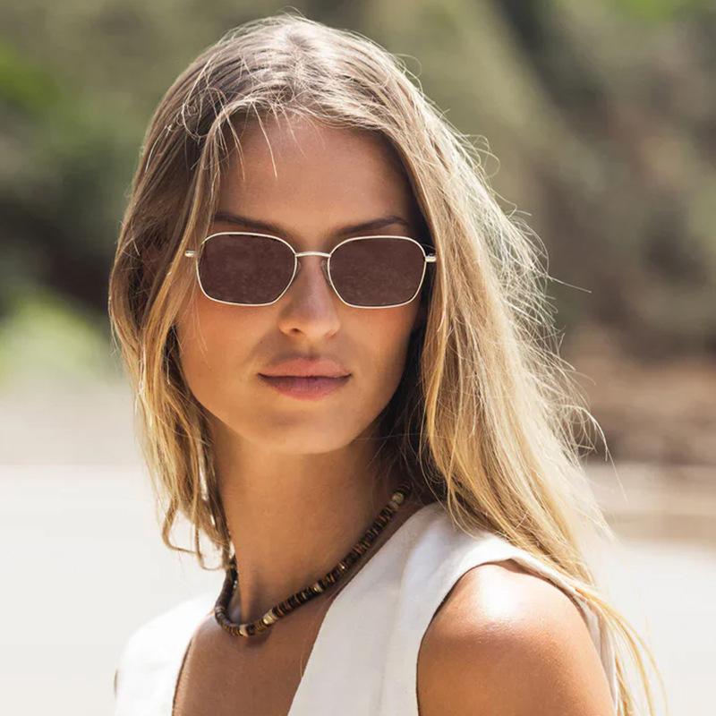 

Квадратні маленькі сонцезахисні окуляри з нерегулярною металевою оправою One Size коричневий