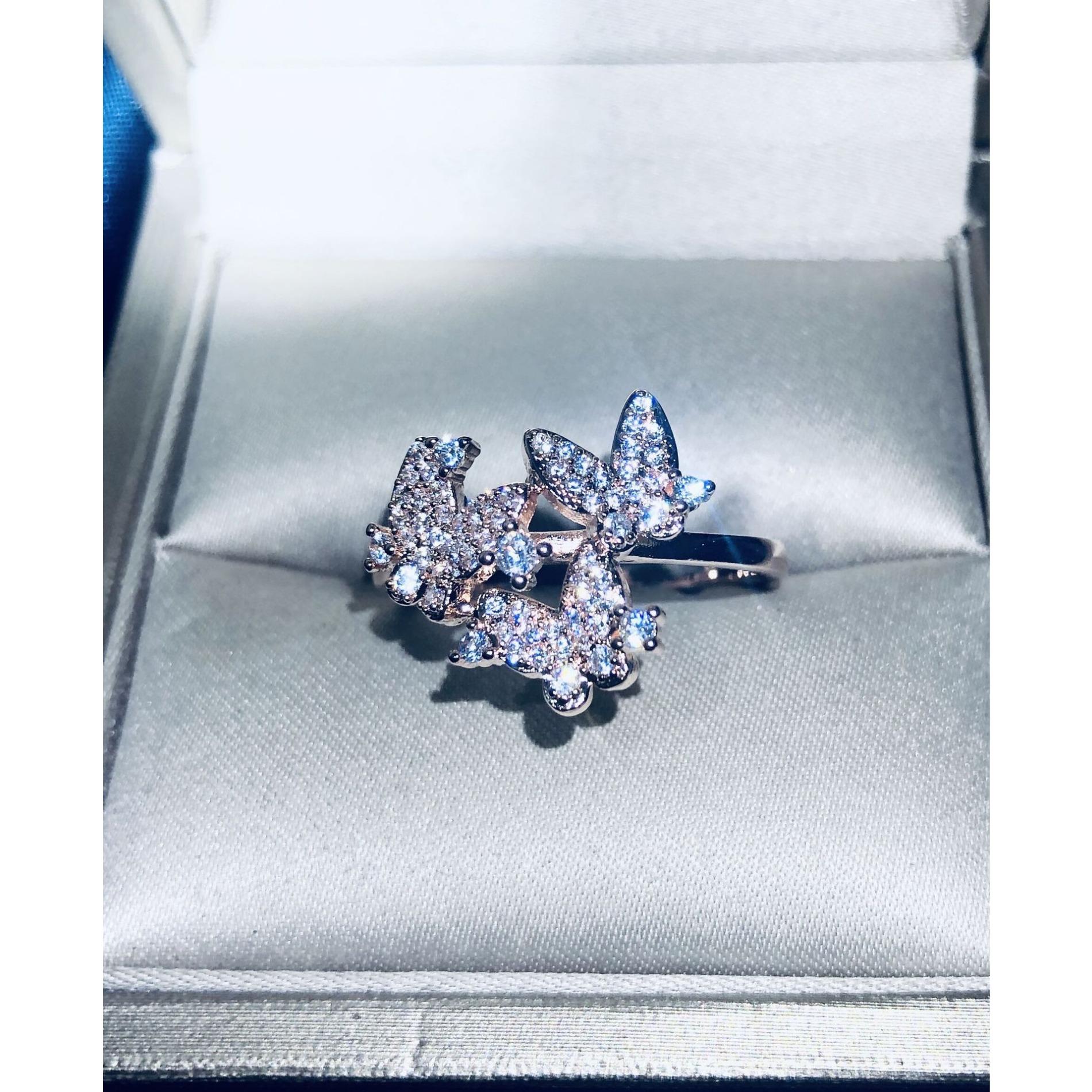 

Модное кольцо-бантик с двухцветным гальваническим микронабором AAA циркония No. 10