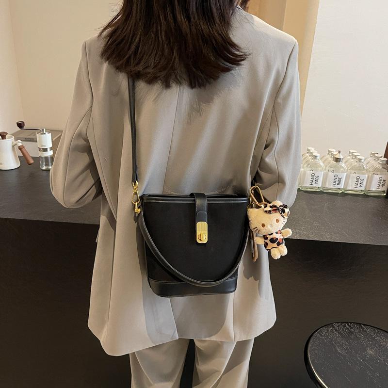 

Leopard print bucket bag women s 2025 new autumn and winter retro contrasting color bucket bag versatile single shoulder diagonal span bag 21*10*18 чёрный