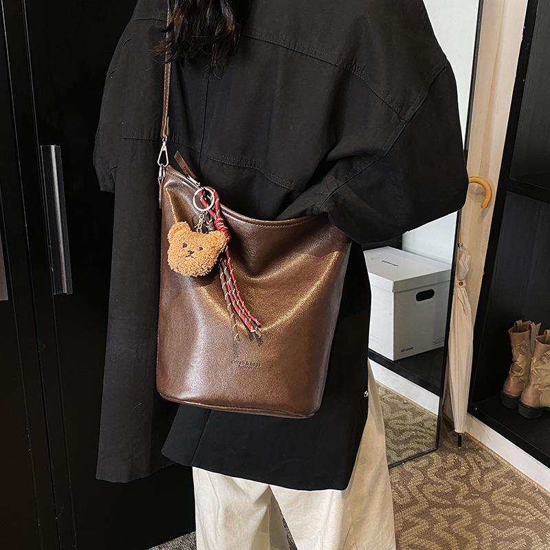 Korean Retro Niche 2025 Women's Underarm Bucket Bag – Simple, Trendy Shoulder Bag for Commuting