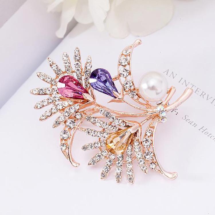 Elegant Women's Pearl & Rhinestone Cartoon Brooch Scarf Buckle with Diamond-Studded Alloy Corsage