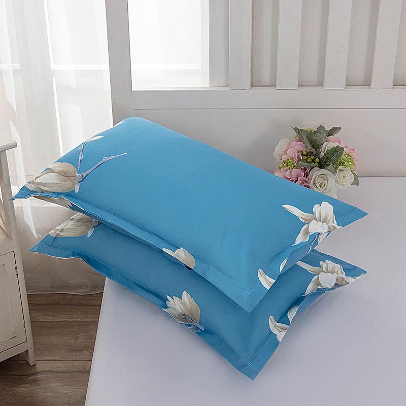 Set aus zwei modernen minimalistischen Kissenbezügen aus reiner Baumwolle für Studentenwohnheime und Zuhause