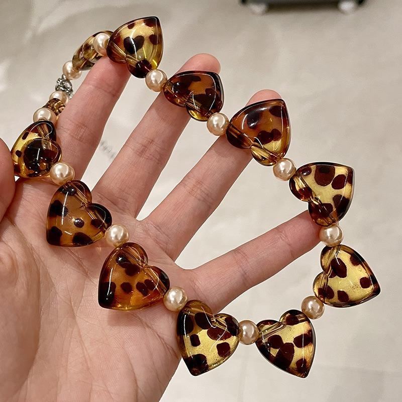 Neue Leoparden-Acryl-Herzform Perlen-Choker-Halskette für Damen Trendiger Retro-Harz-Schlüsselbein-Kragen Valentinstags-Schmuckgeschenk