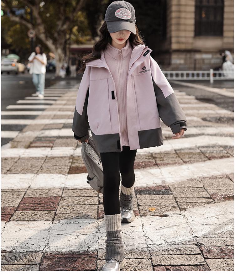 Girls' Fleece-Lined 3-in-1 Detachable Windbreaker Jacket, 2024 Autumn/Winter Style, Big Child Outdoor Thickened Coat.