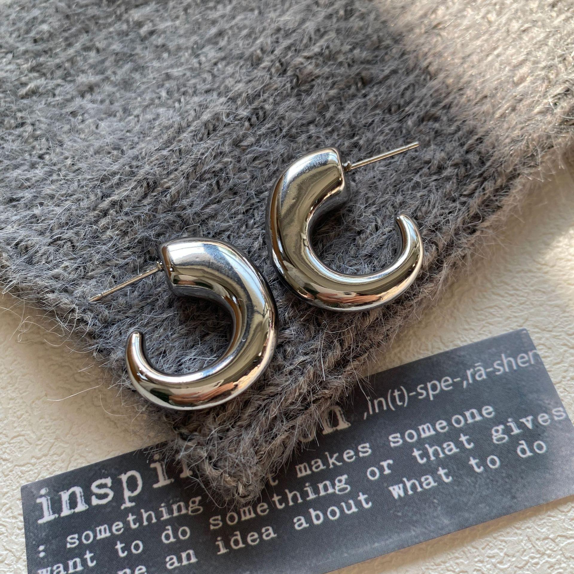 

High Sense Minimalist Chic Simple Silver Plated Light Luxury French Cold Crescent C Heart Earrings Women