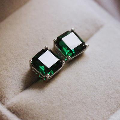 Huitan Kristall/Grün Quadratische Zirkonia Ohrstecker für Frauen Schlichte und elegante Ohrpiercing-Accessoires Modeschmuck