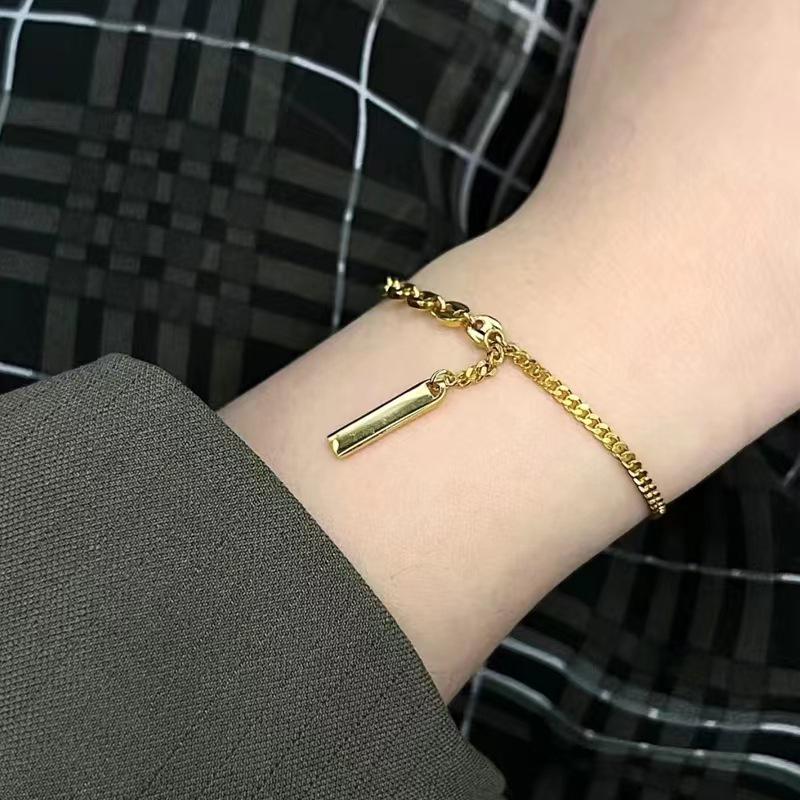 Lucky Charm Women's Bracelet: Elegant and Unique 2022 Style with "No Worries" Plaque.