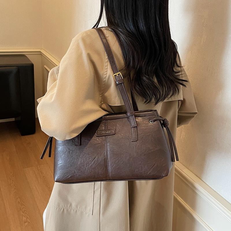 Large-capacity Retro Bag Women's Autumn and Winter Versatile 2025 New Simple Shoulder Bag Popular Commuter Tote Bag This Year